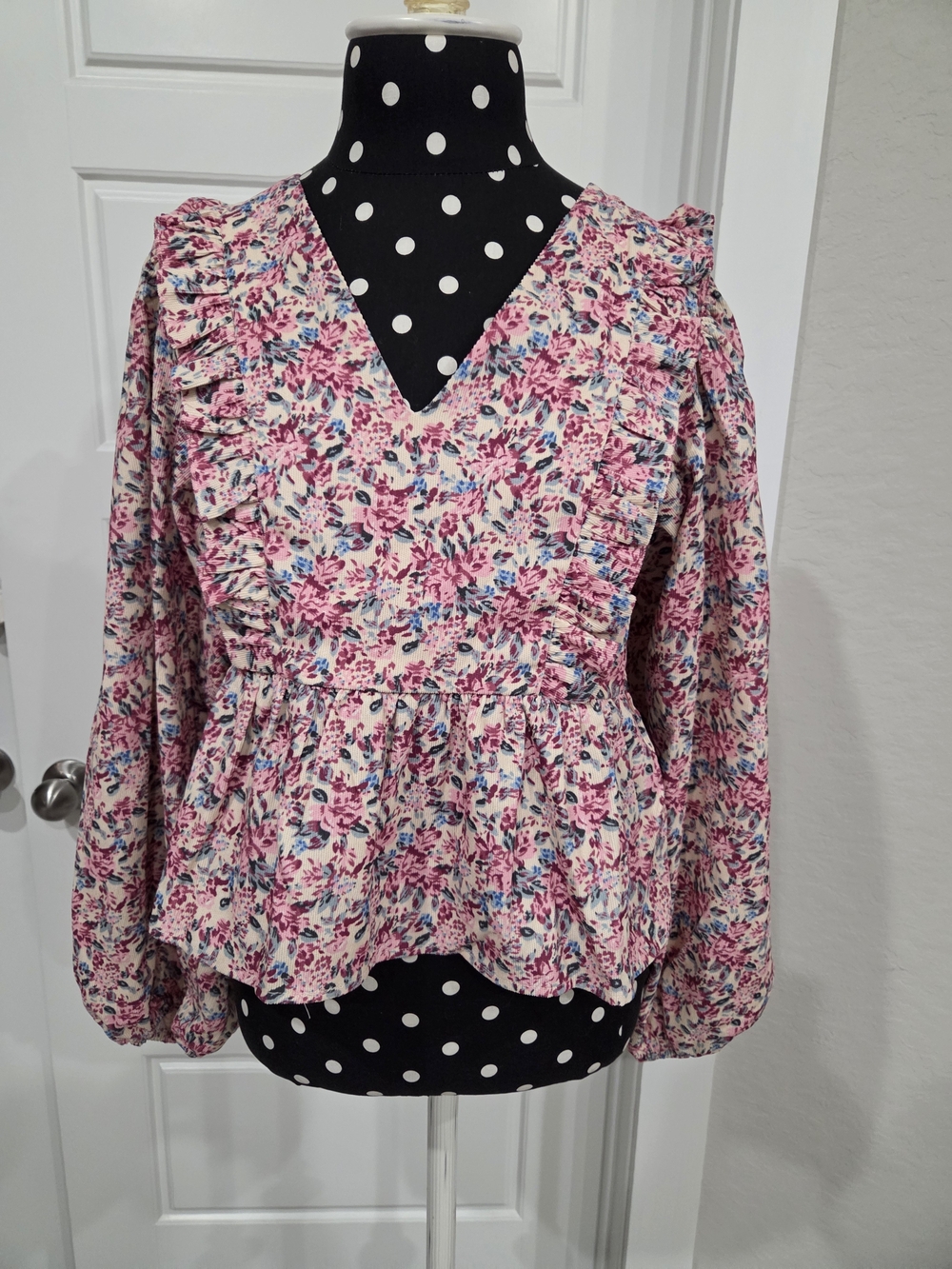 entro Pink Floral Ruffle V-Neck Ribbed Blouse Size Small NWT